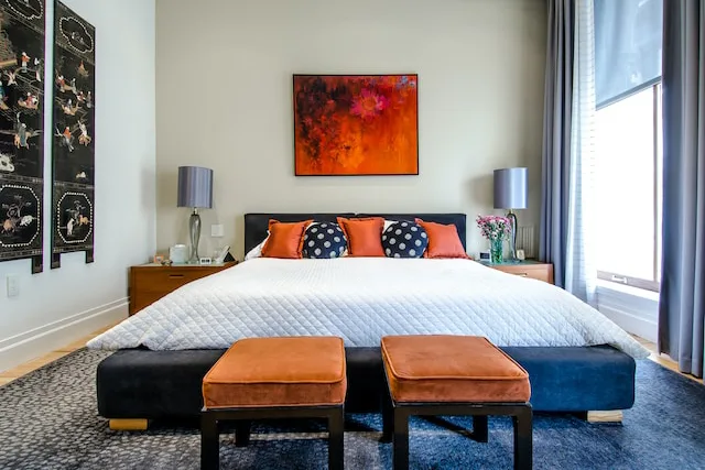 Chambre préparée pour accueillir des voyageurs